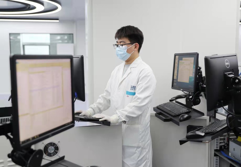 2月7日,青岛华大基因研究院的科研人员在进行基因测序工作.张进刚/摄