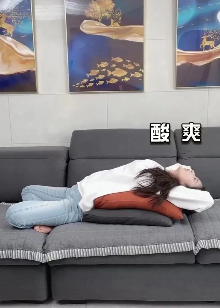 将两个枕头放在腰部下方,盘腿,双手抱头,躺下即可,是不是非常简单就能