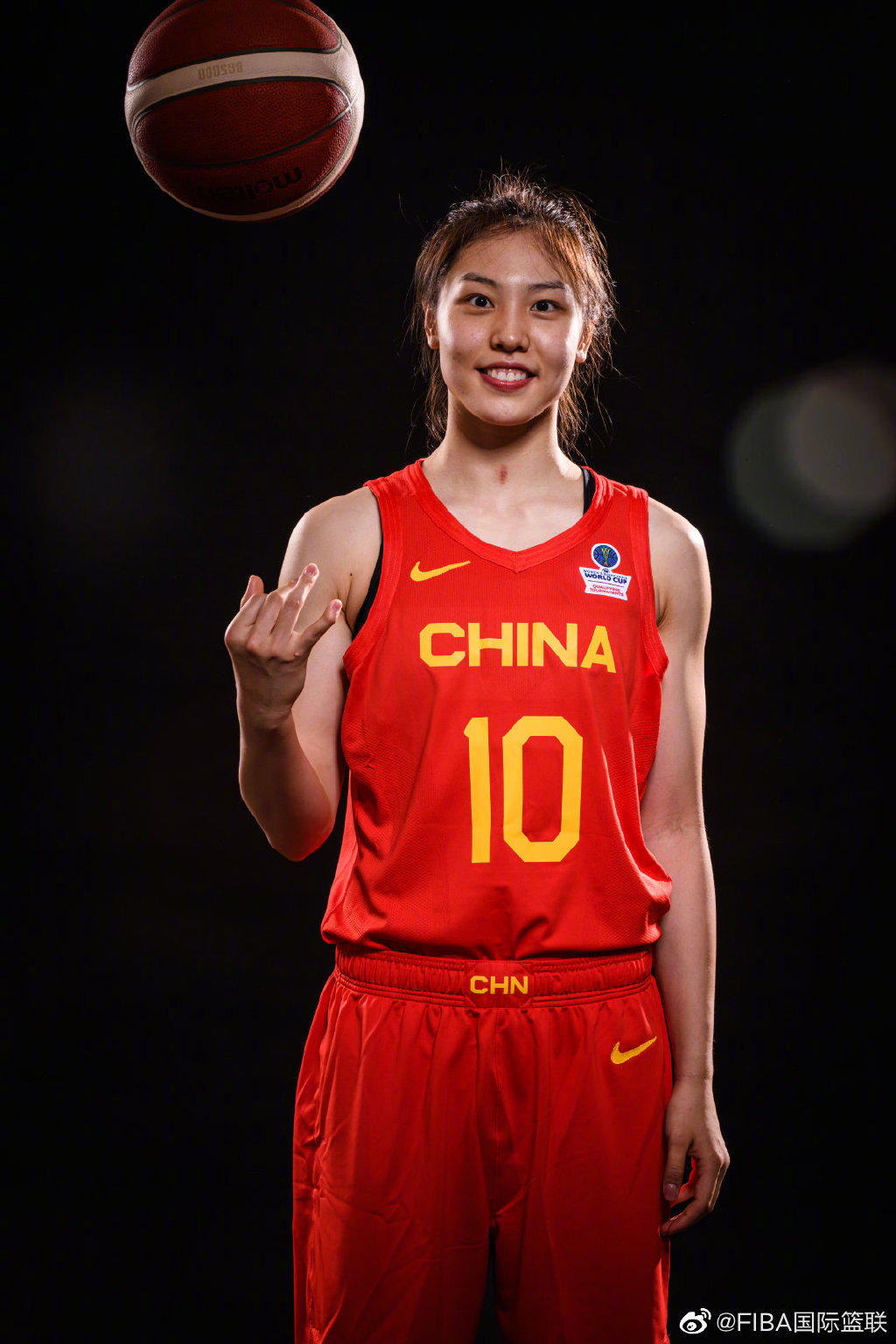 中国女篮世预赛定妆照曝光身穿红色球衣手拿篮球飒爽十足