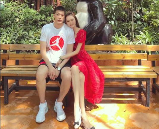 任骏飞晒全家福拜年妻子是美丽模特儿子身高条件突出