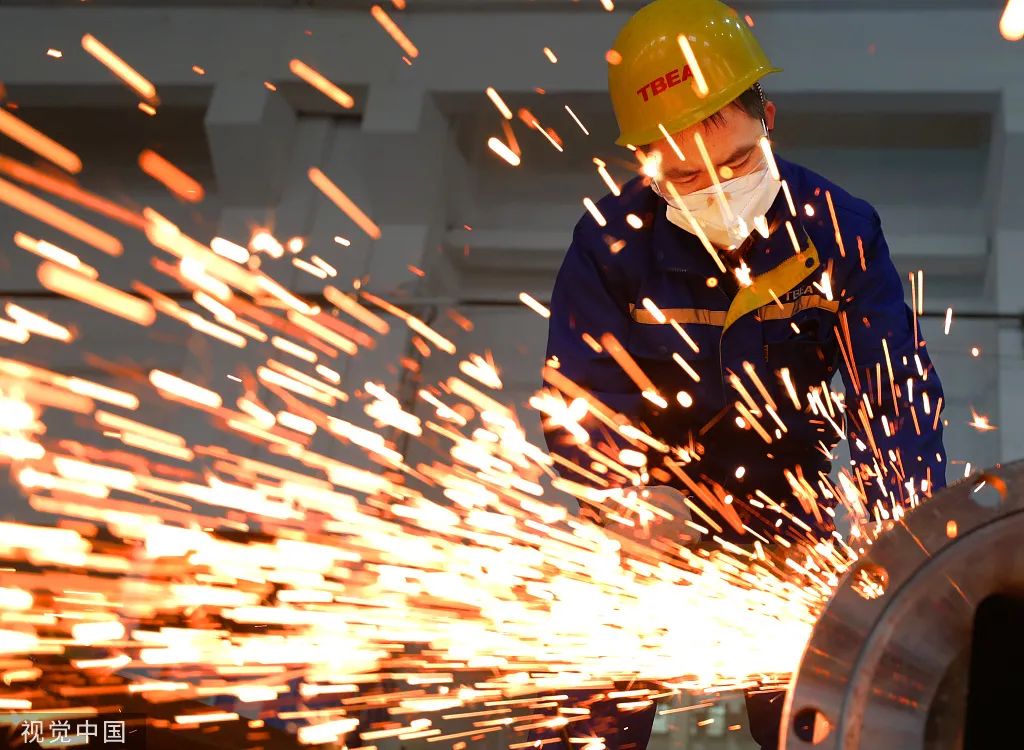 2022年2月7日，湖南省衡阳市雁峰区的某油箱车间，工人进行打磨抛光作业。