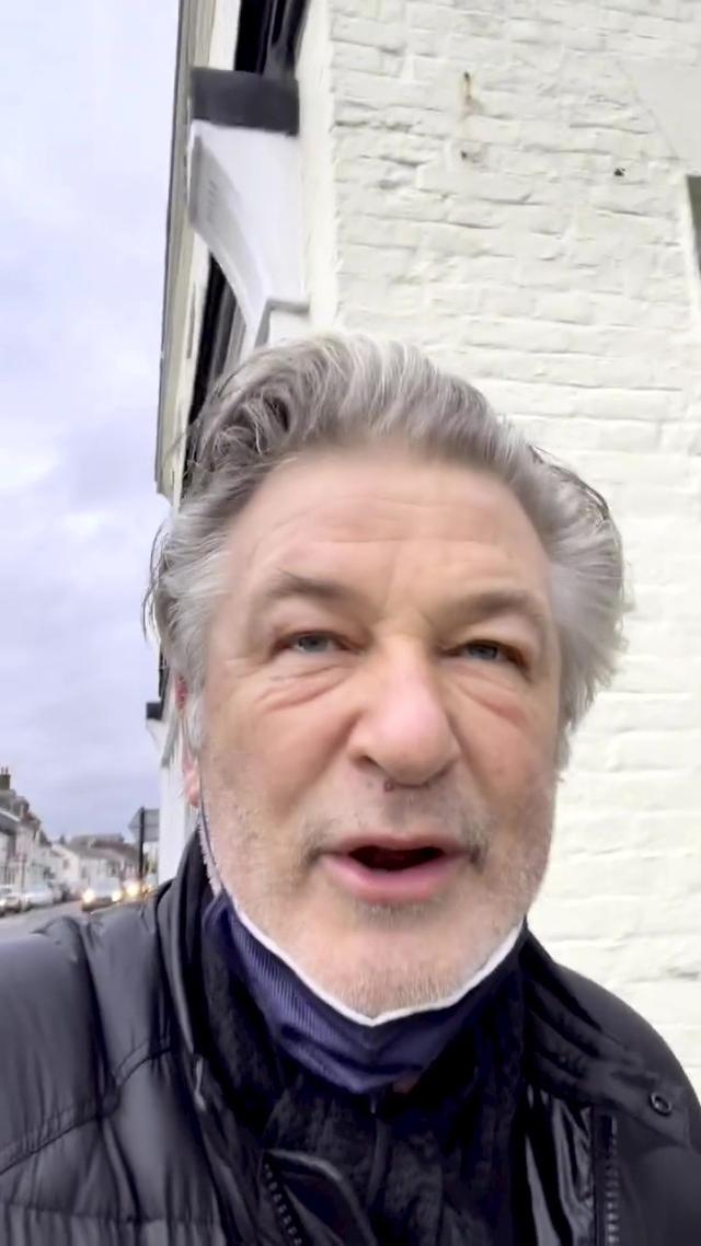 鲍德温复出拍电影汽车竟被偷片场误杀旧案因他拒交手机进展甚微