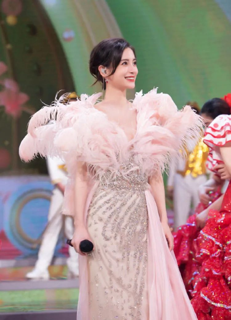 杨颖angelababy主持北京春晚 状态非常好丝毫没有受到离婚影响|杨颖