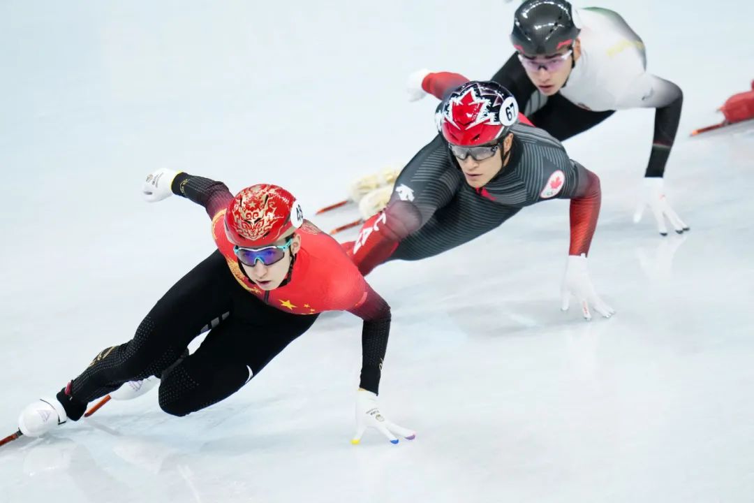2月5日，中国队选手武大靖（下）在比赛中。当日，在首都体育馆举行的北京2022年冬奥会短道速滑项目混合团体接力决赛中，中国队夺得冠军。新华社记者 李一博 摄