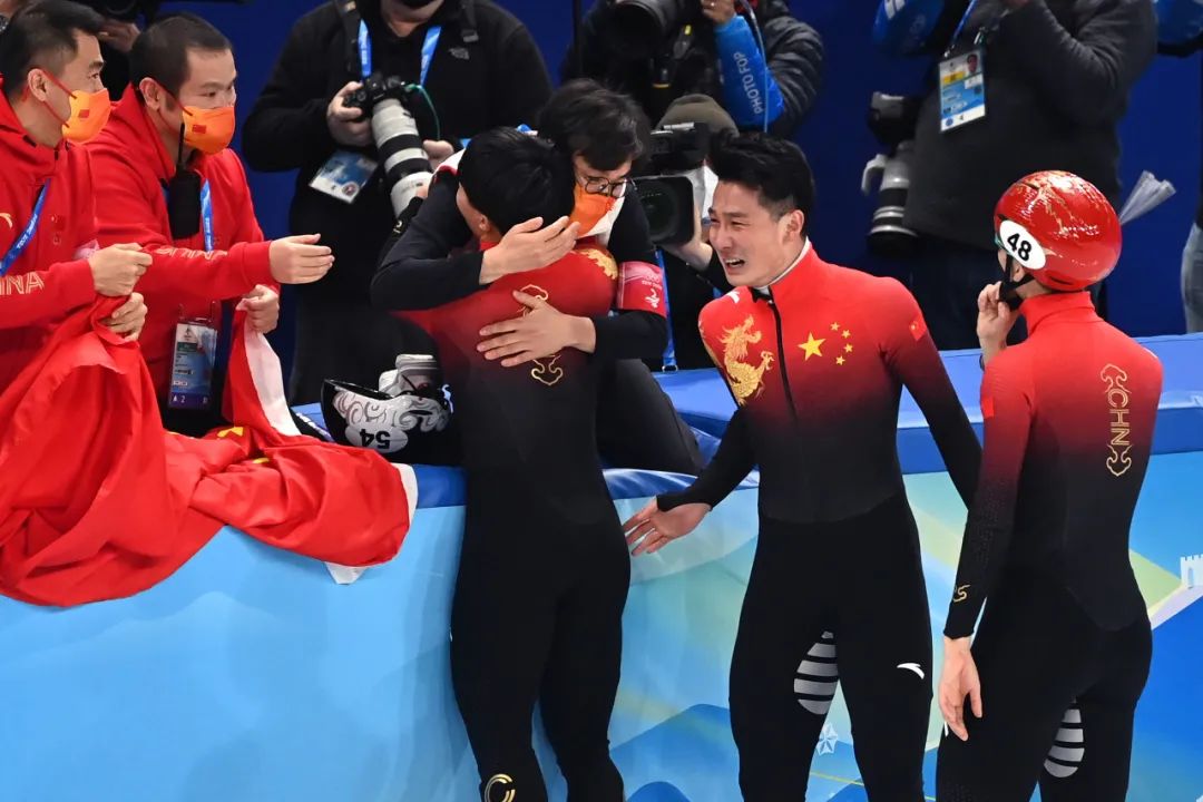 2月7日，任子威（右二）在比赛后庆祝。当日，在首都体育馆举行的北京2022年冬奥会短道速滑项目男子1000米决赛中，中国选手任子威夺得冠军。新华社记者 黄宗治 摄