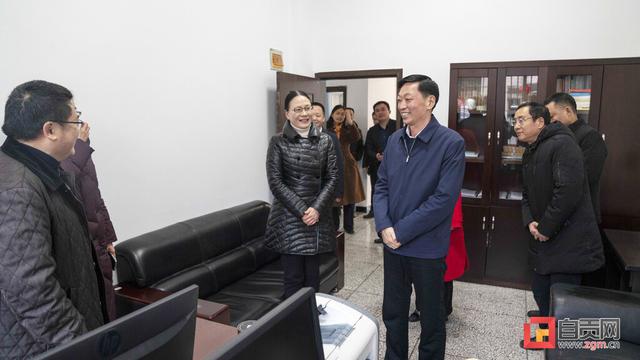 富顺县委书记杨斌走访慰问机关干部职工