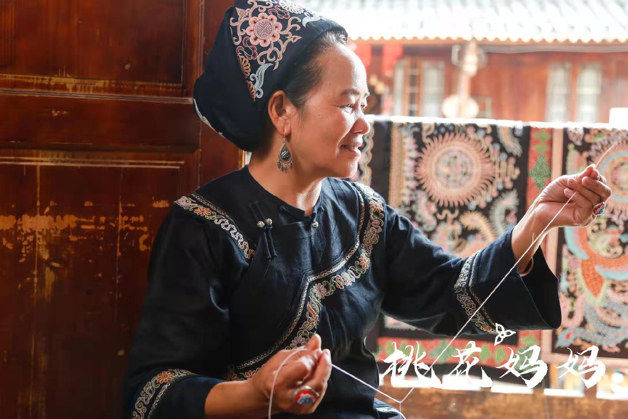 马尾绣非遗传承人桃花妈妈飞针走线逆转命运