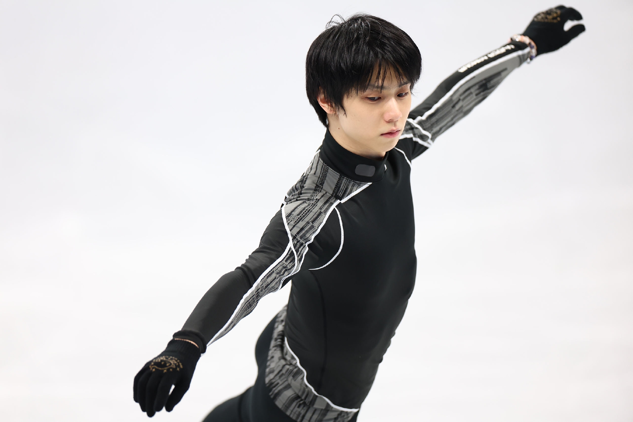 羽生结弦眼含泪光!花滑短节目出场,表演略有小遗憾