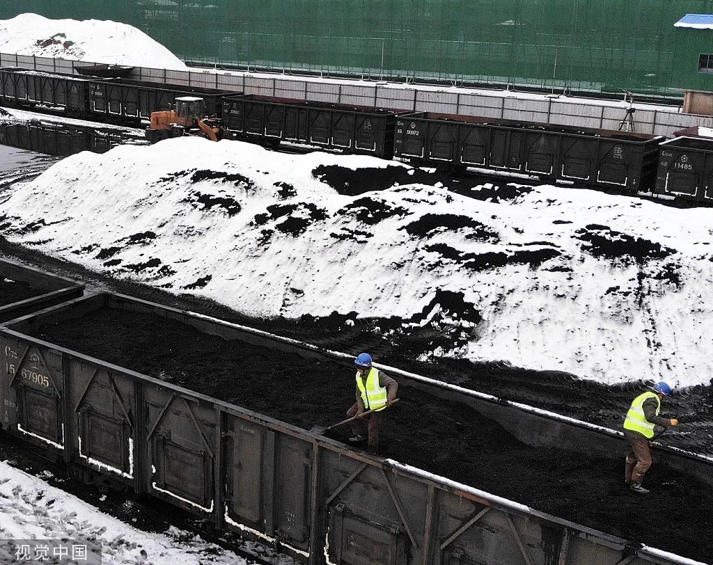 2022年2月7日，江西九江，七里湖站铁路专用线，工人们正在平整电煤。