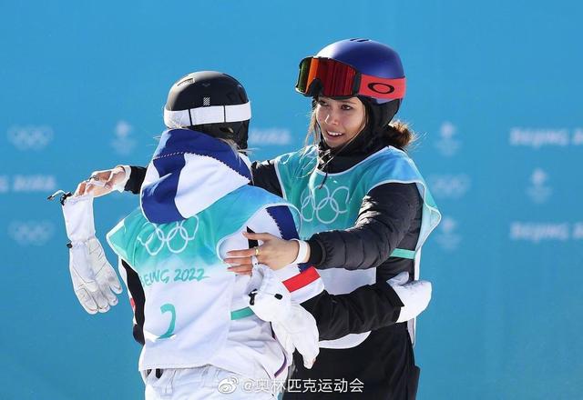 比冠军更重要，比金牌更温暖！谷爱凌赛后这一幕太暖心休闲区蓝鸢梦想 - Www.slyday.coM