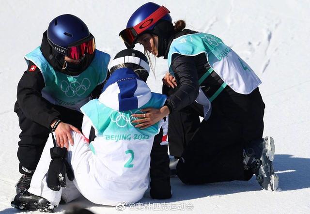 比冠军更重要，比金牌更温暖！谷爱凌赛后这一幕太暖心休闲区蓝鸢梦想 - Www.slyday.coM