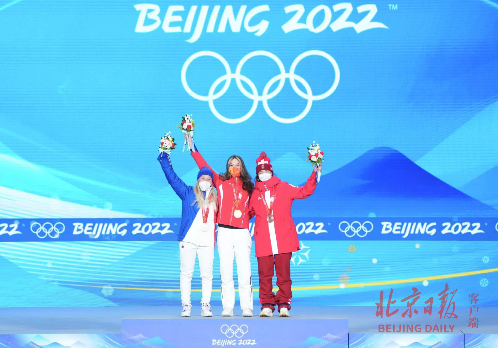 五星红旗再次升起！谷爱凌领奖台上咬金牌庆祝胜利休闲区蓝鸢梦想 - Www.slyday.coM