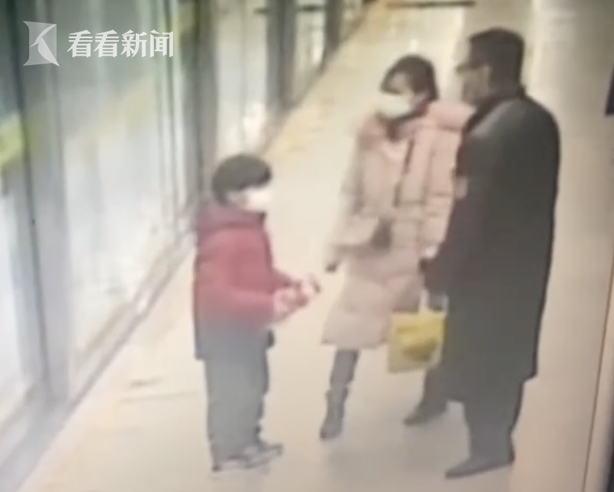 春节打游戏被父母批评 男孩离家出走跑进车站借钱休闲区蓝鸢梦想 - Www.slyday.coM