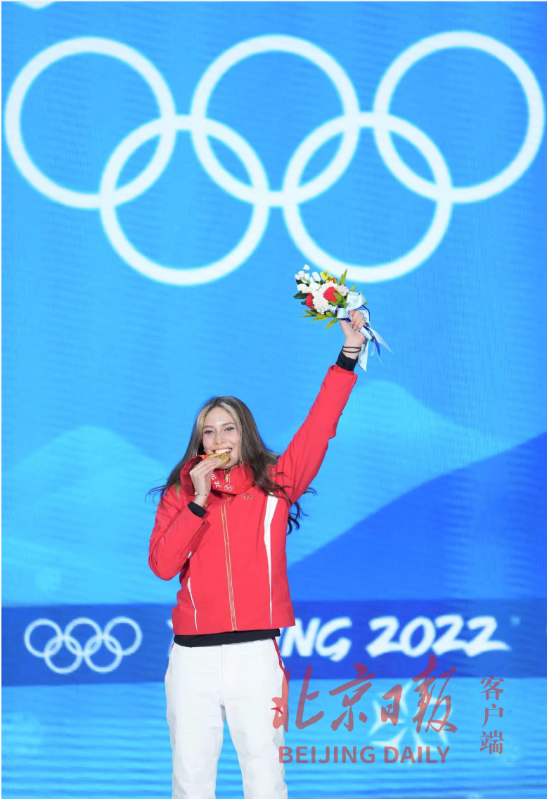 五星红旗再次升起！谷爱凌领奖台上咬金牌庆祝胜利休闲区蓝鸢梦想 - Www.slyday.coM