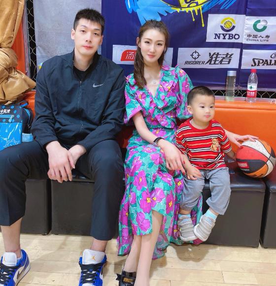 任骏飞晒全家福拜年妻子是美丽模特儿子身高条件突出