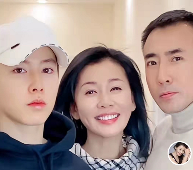 齐妃张雅萌婚姻状况惹猜测老公伤感发文夫妻俩过年都不在一起