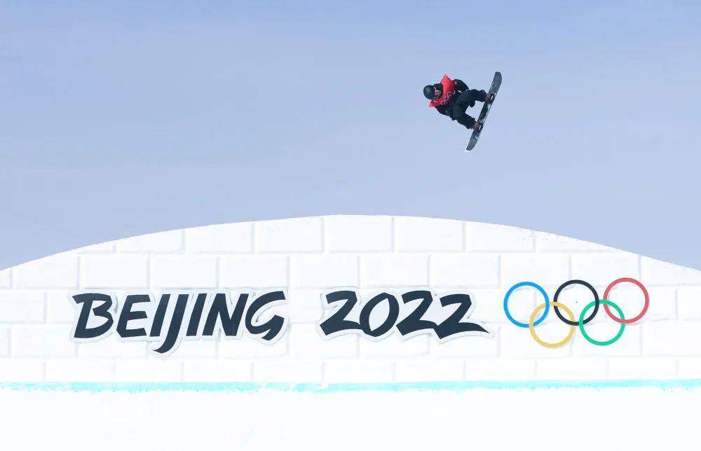 2月7日，中国选手苏翊鸣在比赛中。新华社记者 吴壮 摄