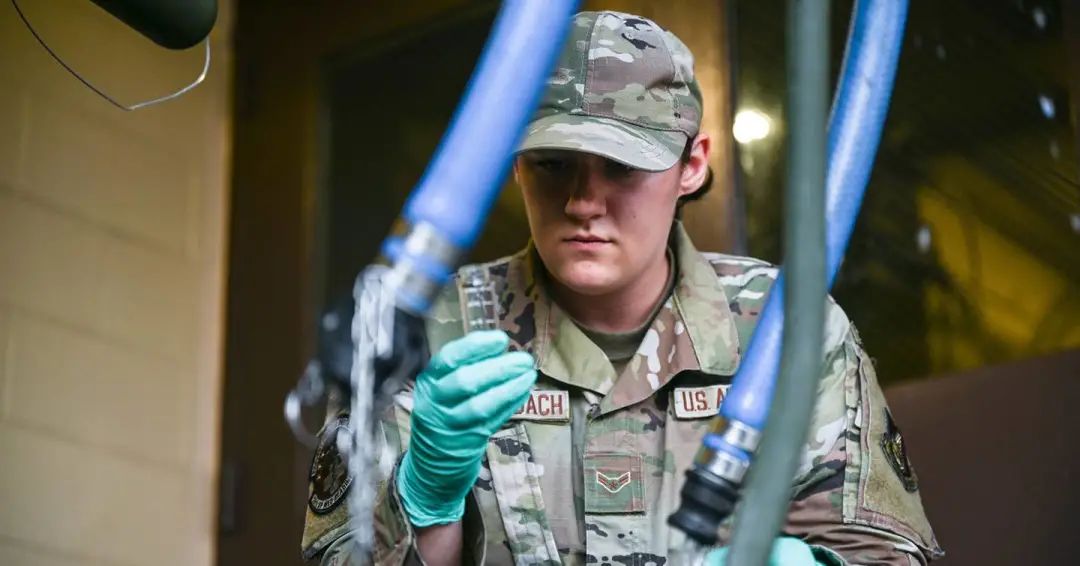 一名医疗兵在检测之前受到污染的水质(美国《海军时报》)