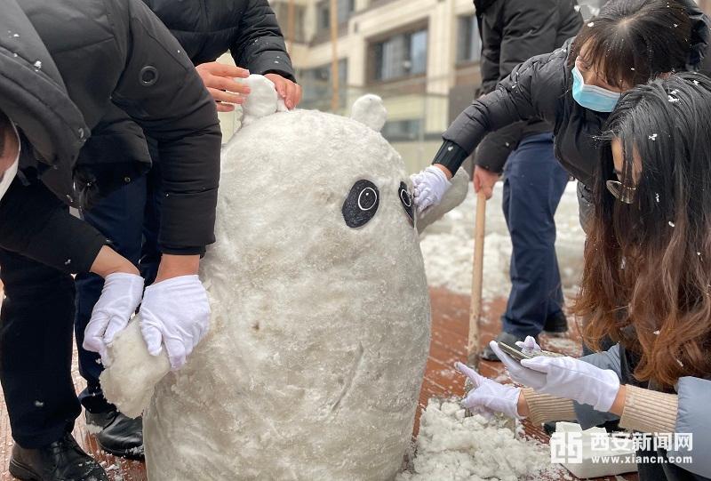 堆出一个顶流明星“冰墩墩”休闲区蓝鸢梦想 - Www.slyday.coM