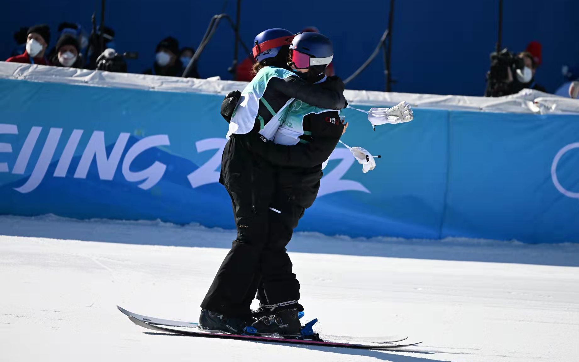 谷爱凌赛后与竞争对手拥抱。新京报记者 陶冉 摄