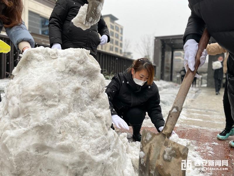堆出一个顶流明星“冰墩墩”休闲区蓝鸢梦想 - Www.slyday.coM