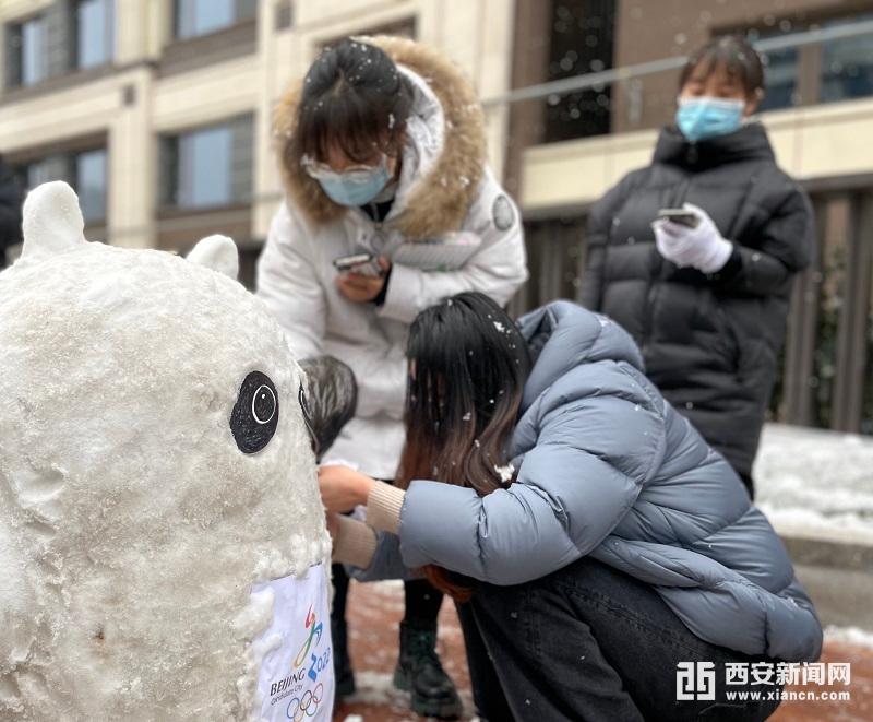 堆出一个顶流明星“冰墩墩”休闲区蓝鸢梦想 - Www.slyday.coM