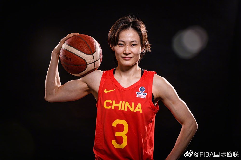 中国女篮世预赛定妆照曝光身穿红色球衣手拿篮球飒爽十足