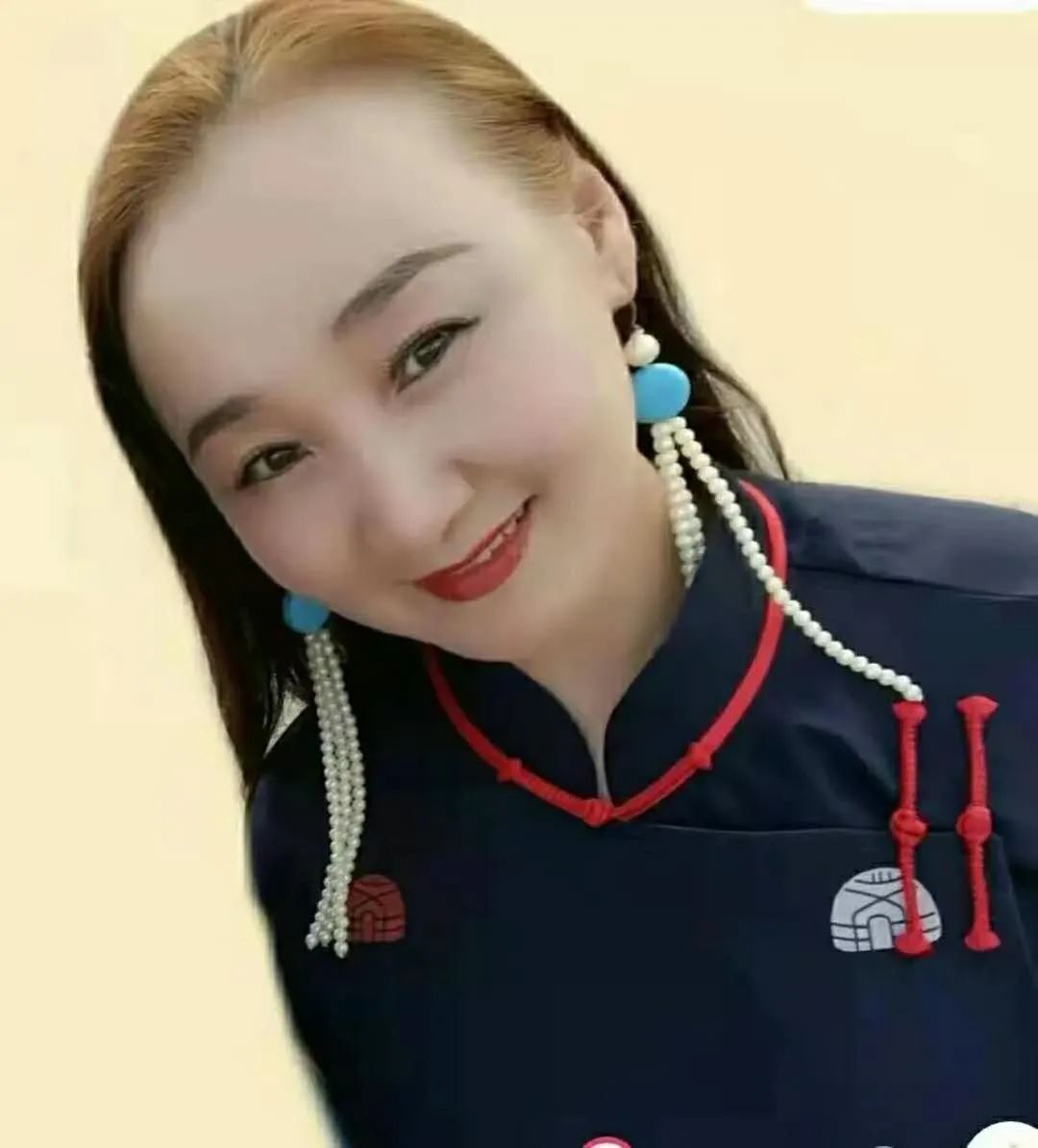 何乌兰,蒙古族,女中音,原创歌手,作曲.