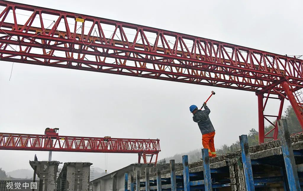 2022年2月7日，在浙江S319省道台州市仙居县建设现场，工人正在施工。