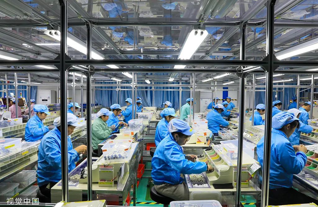 2022年2月7日，江西省吉安市吉州区，各种设备充分运转，员工在岗位上忙碌。