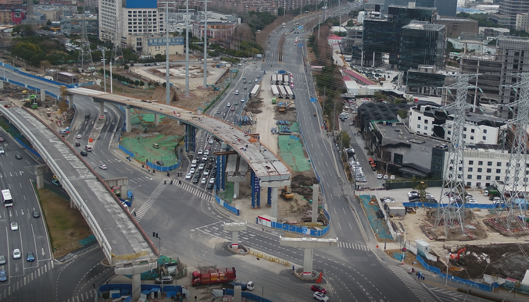 提示本周五夜间起至3月11日杨高中路金海路路口禁止车辆东向南左转