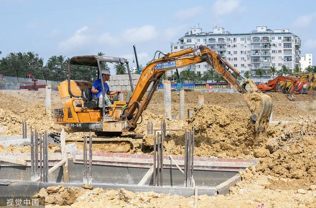 2022年2月7日，海南三亚某项目工地，工程人员正在施工。