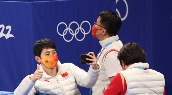 中国队夺得北京冬奥首金的背后,一人功不可没,武大靖称其为榜样休闲区蓝鸢梦想 - Www.slyday.coM 中国队夺得北京冬奥首金的背后,一人功不可没,武大靖称其为榜样休闲区蓝鸢梦想 - Www.slyday.coM