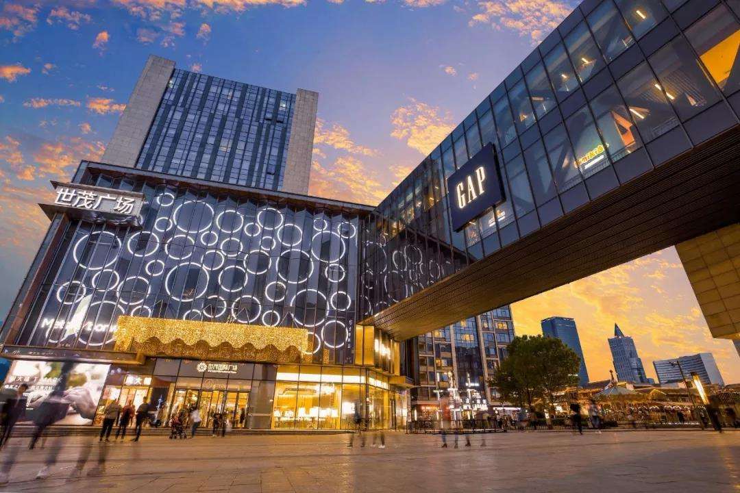 这家公司就是世茂集团.最近,一家房地产企业的一举一动颇受外界关注.