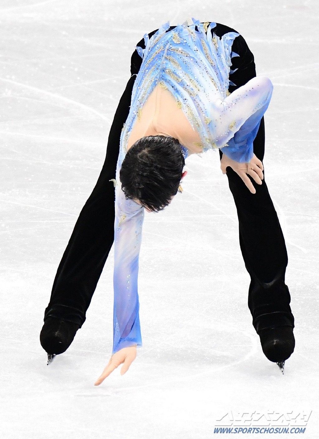 羽生结弦赛后将手伸进冰面那个洞,无奈又失落久久难以释怀休闲区蓝鸢梦想 - Www.slyday.coM 羽生结弦赛后将手伸进冰面那个洞,无奈又失落久久难以释怀休闲区蓝鸢梦想 - Www.slyday.coM