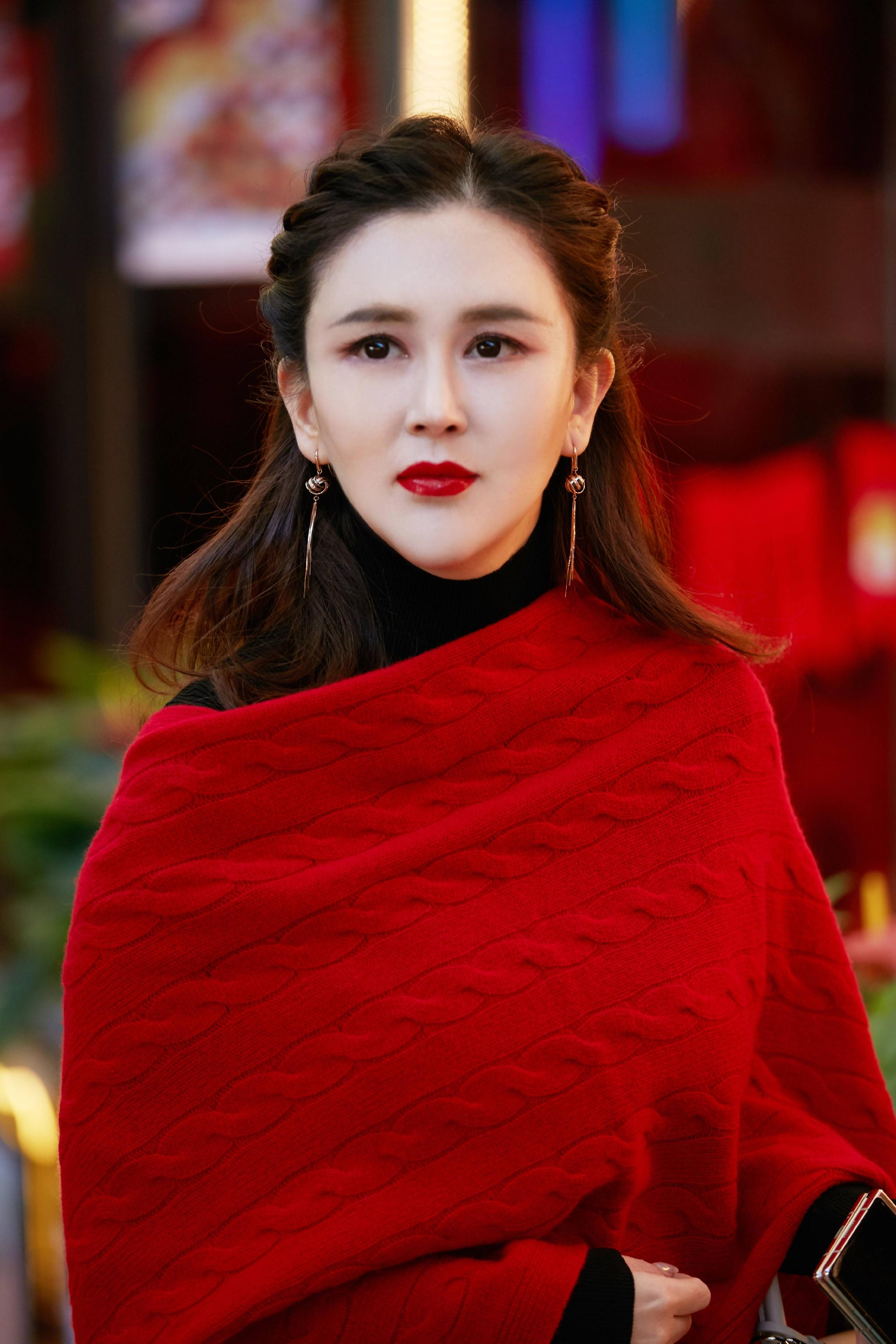 刘竞亮相虎年春节街头 雅致心动喜庆新春