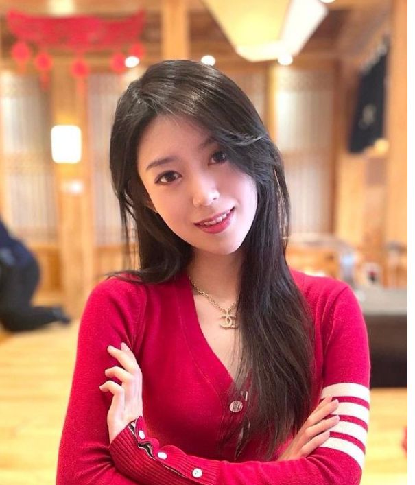 和孙铭徽的圈内好友,同为扣篮大赛冠军的扣将张镇麟的女朋友"嘻嘻一点