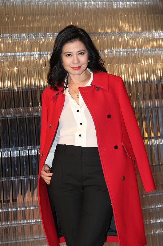 岁数大了穿红衣也不丑,还带着港风美人的样|红色|钟楚红|红衣_新浪