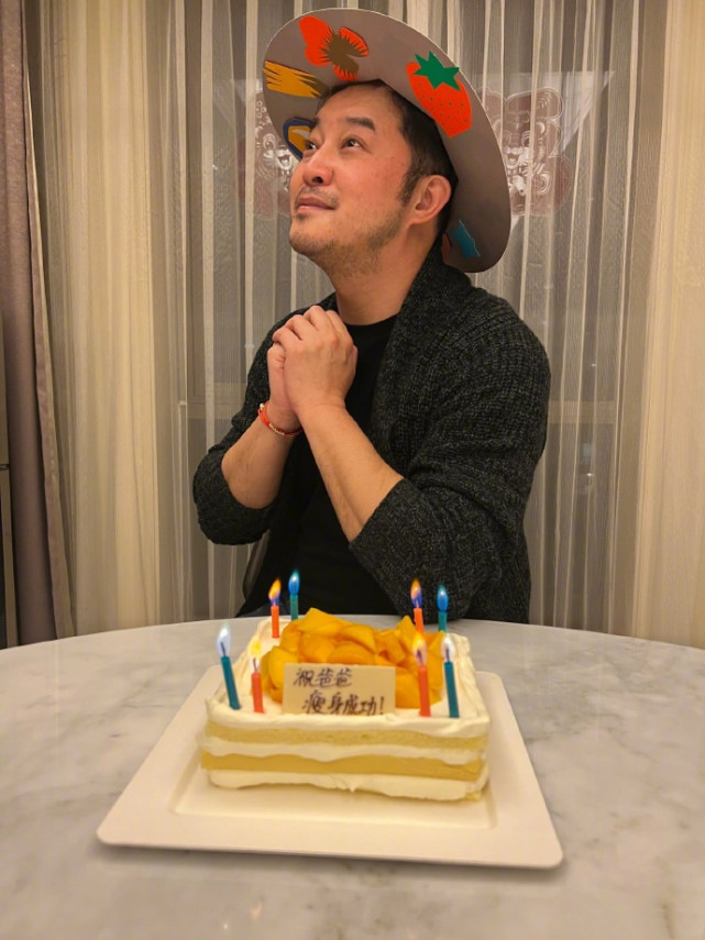 沙溢搂俩儿子庆生收老妈和老婆双份蛋糕超幸福生日寄语成亮点