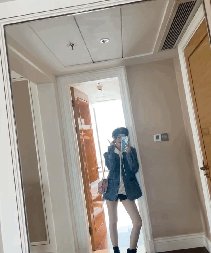 鞠婧祎新年对镜自拍休闲风贝雷帽简洁气质小鞠的腿好绝