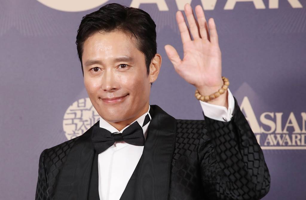 51岁韩国影帝李秉宪确诊新冠肺炎已接种3剂疫苗照样中镖