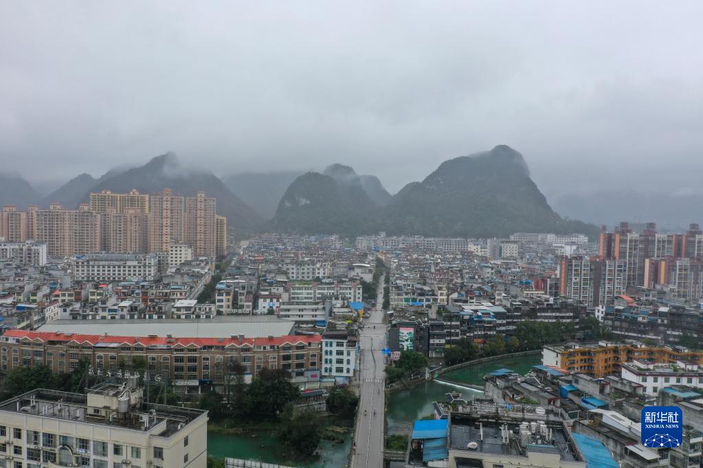 这是2月8日拍摄的广西百色市德保县街景(无人机照片).