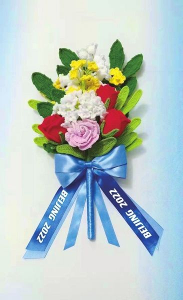 北京冬奥会部分颁奖花束织女是这个河南瓷娃娃