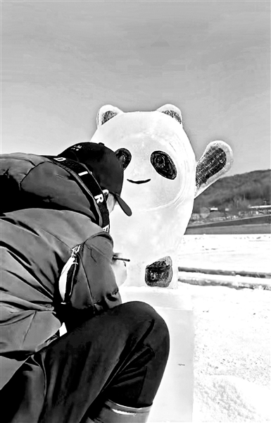 冰雕爱好者雕刻冰墩墩 网友坐等雪容融休闲区蓝鸢梦想 - Www.slyday.coM