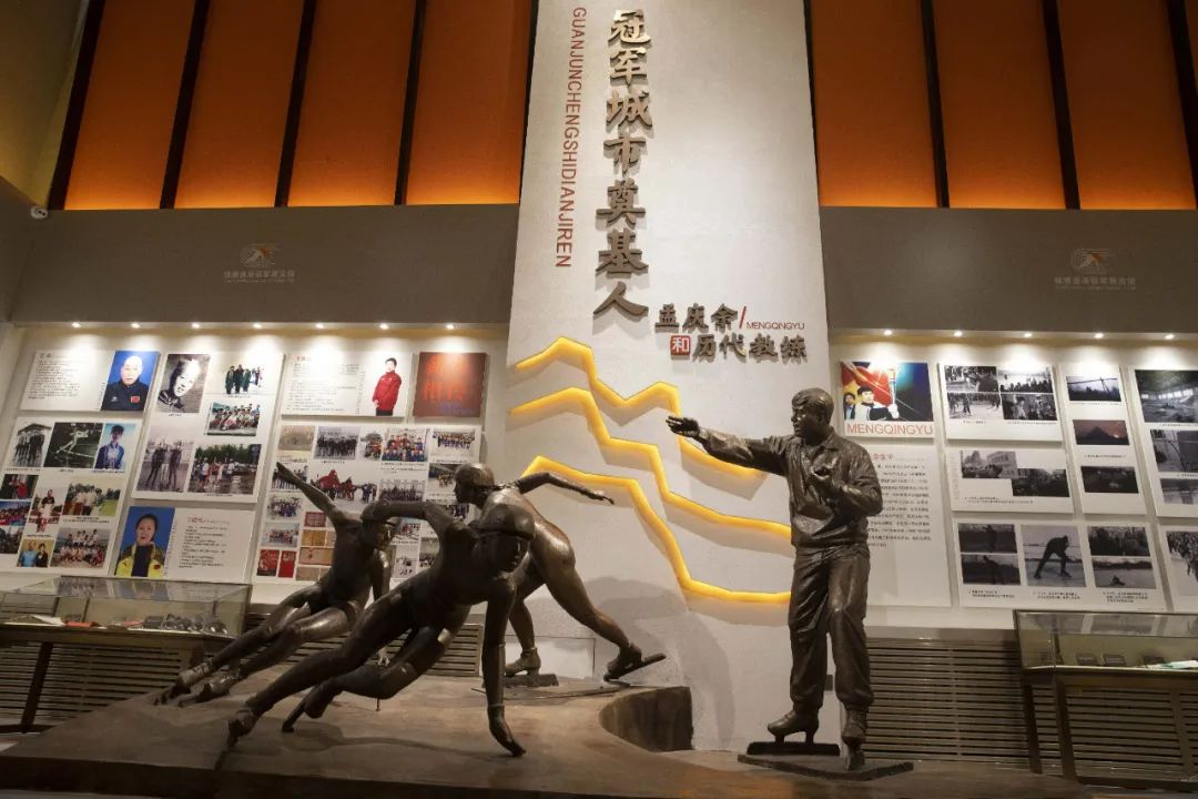 这是1月8日在七台河短道速滑冠军馆内拍摄的已故短道速滑教练孟庆余的雕塑。孟庆余培养出了张杰、杨扬、王濛、孙琳琳等多位世界冠军。新华社记者 张涛 摄