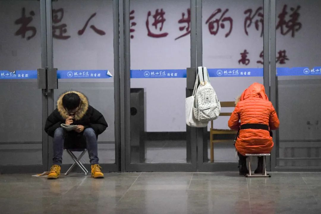 備考考生在圖書館復習