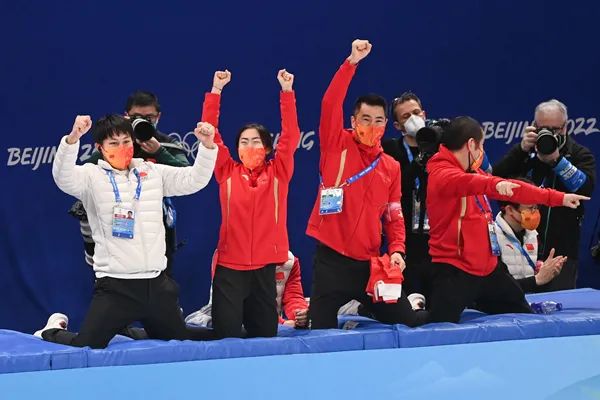 作为中国短道速滑队技术教练,安贤洙(左一)为中国队庆祝.