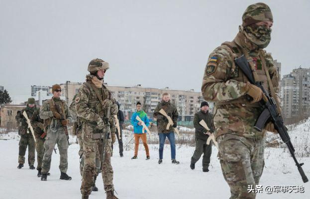 西方正把乌克兰推向战争：援助15亿美元千吨武器 也打不过10万俄军休闲区蓝鸢梦想 - Www.slyday.coM