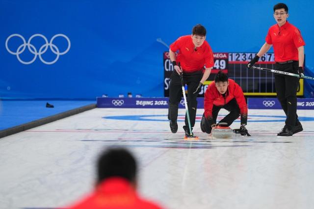 中国男子冰壶队首轮4比6惜败瑞典队