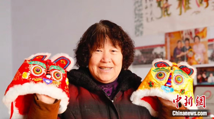 山西一家虎头帽网店,遇上12年一次的农历虎年,生意增长了3倍。供图